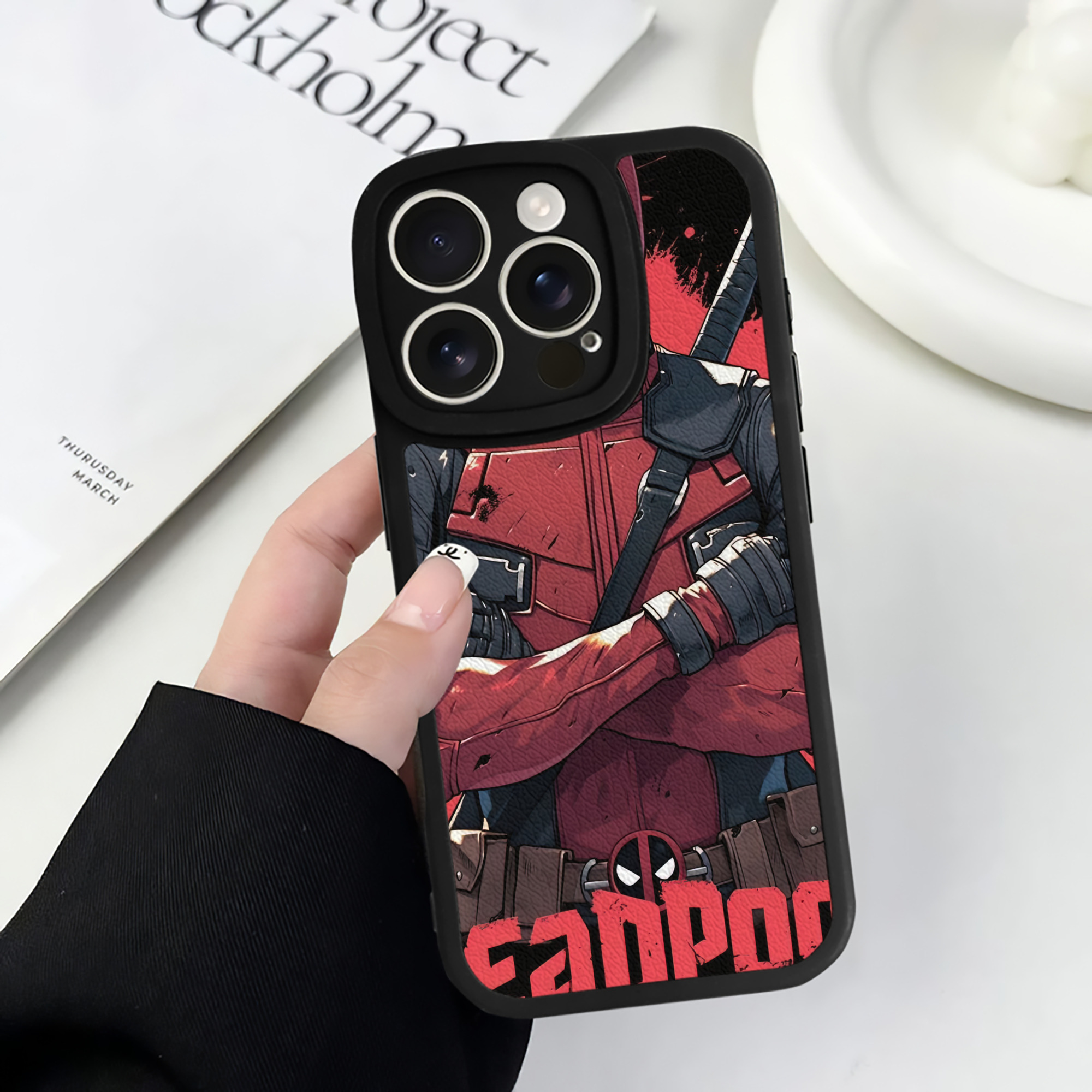 （画像用） Deadpool デッドプール 【iPhone 16シリーズ対応】シリコンスマホケース（レザー調） 材質：シリコン